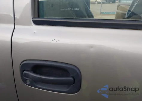 2000 Chevrolet Suburban 1500 Ls z USA, uszkodzony, nr VIN 3GNEC16T7YG225762